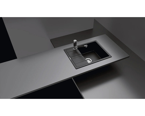 Chiuvetă cu picurător și robinet pe un blat de bucătărie