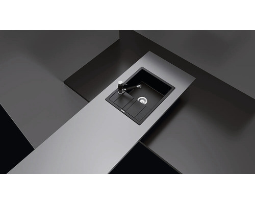 Chiuvetă cu robinet într-un design modern de bucătărie.