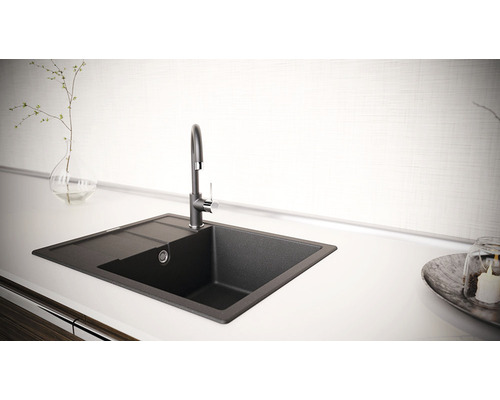 Chiuvetă de granit cu picurător și baterie pe un blat de bucătărie