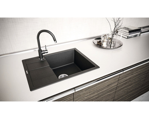 Chiuvetă de bucătărie din granit cu zonă de scurgere și robinet pe un blat de bucătărie