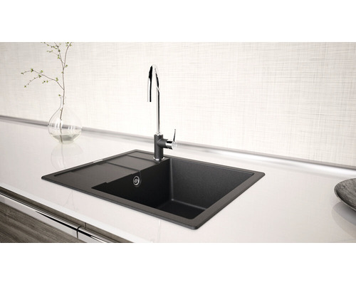 Chiuvetă de bucătărie neagră cu picurător și robinet pe un blat de bucătărie.