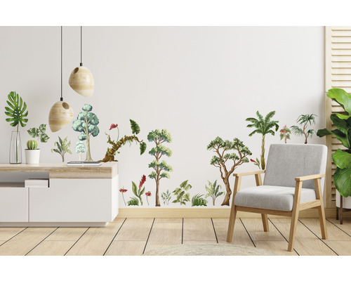 Cameră de zi cu autocolante de perete cu plante, fotoliu și comodă