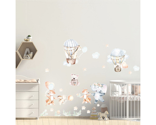 Cameră pentru copii cu autocolante de perete cu motive animale, baloane cu aer cald, nori și stele pentru un decor vesel