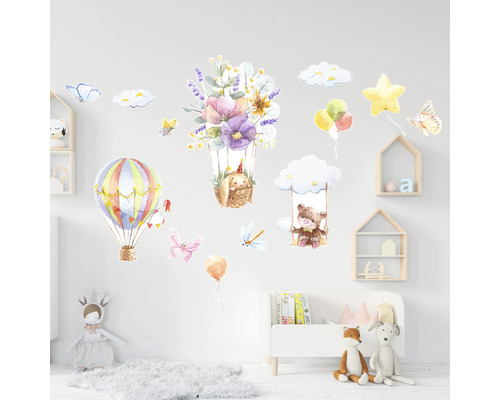 Decorațiuni de perete cu motive de acuarelă pentru camera copiilor: baloane cu aer cald, nori și animale.