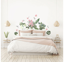 Dormitor cu pat și autocolant de perete cu motive vegetale