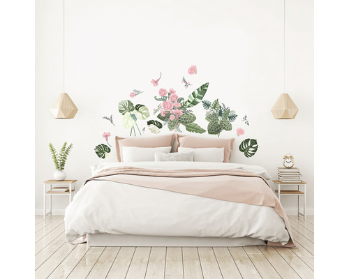 Dormitor cu pat și autocolant de perete cu motive vegetale