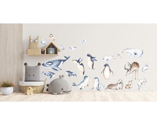 Decorarea peretelui cu autocolante cu animale în camera copilului.