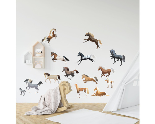 Decorare de perete cu motive de cai în camera copilului