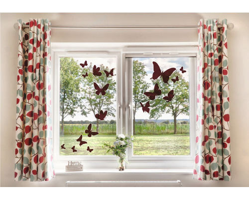 Fereastră cu fluturi lipiți și perdele