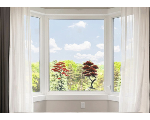 Fereastră cu perdele transparente și autocolante cu copaci