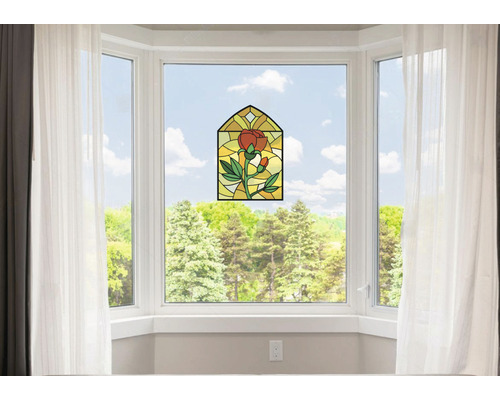 Fereastră cu folie decorativă cu motiv de trandafir.