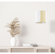 Lampa suspendată deasupra unui dulap cu decorațiuni într-o cameră luminoasă