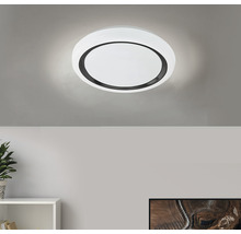 Plafonieră albă cu design circular pe tavan