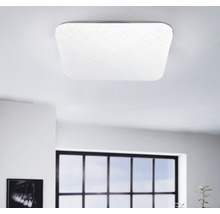 Plafonieră pătrată cu model geometric într-o cameră luminoasă