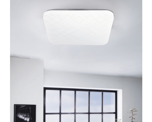 Plafonieră cu LED integrat Rende 19,5W 2300 lumeni, 380x380 mm, alb/argintiu Plafonieră pătrată cu model geometric într-o cameră luminoasă