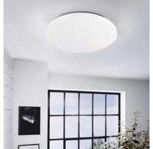 Plafonieră rotundă cu model geometric într-o cameră luminoasă.