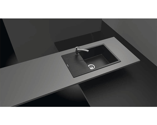 Chiuvetă cu picurător și robinet pe un blat de lucru