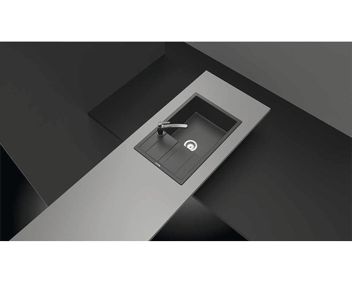 Chiuvetă de bucătărie cu picurător și robinet pe un blat de lucru