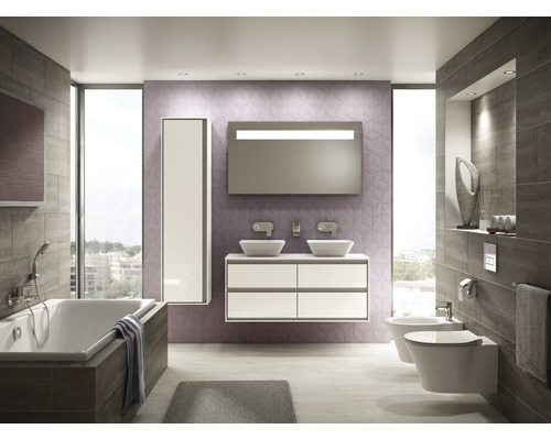 Baie modernă cu cadă, lavoar, oglindă, toaletă și bideu