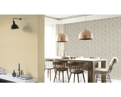 Sufragerie cu masă, scaune, tapet și lămpi.