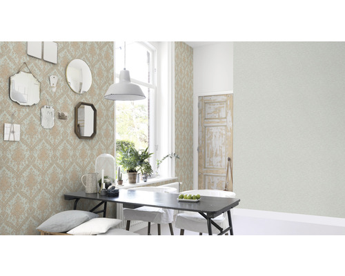Sufragerie cu tapet cu model, masă și oglinzi pe perete