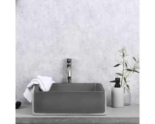 Lavoar ceramic dreptunghiular cu montaj pe blat cu robinet, prosop și dozator de săpun