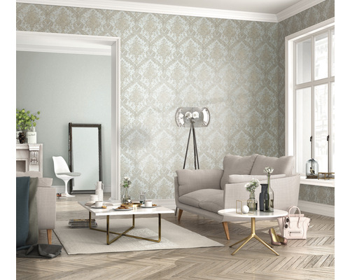 Living cu tapet cu model, canapea, măsuță de cafea și lampă de podea