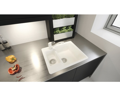 Chiuvetă de bucătărie ceramică cu picurător și baterie monocomandă într-o bucătărie modernă