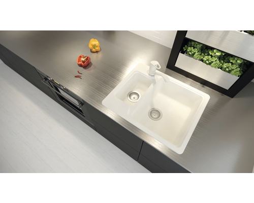 Scenă de bucătărie cu chiuvetă, robinet și blat într-un design modern.