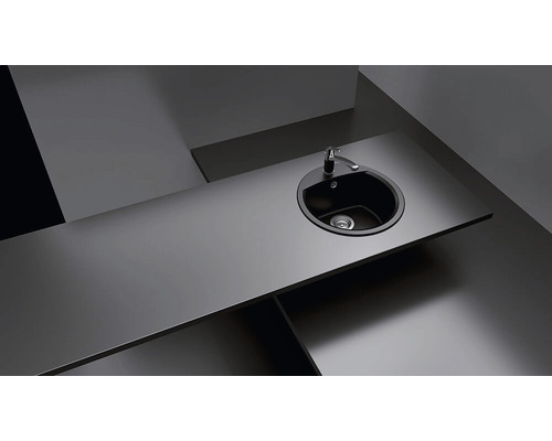 Chiuvetă cu baterie într-un mediu de bucătărie modern