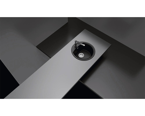 Chiuvetă de bucătărie rotundă cu robinet într-un blat