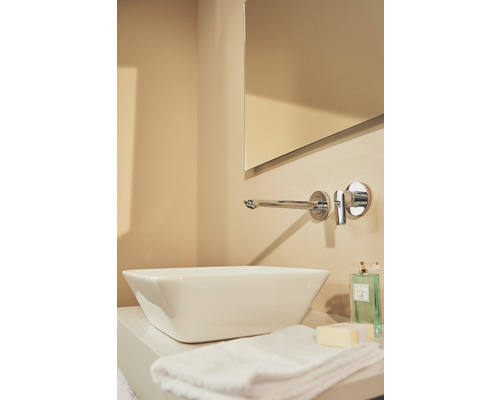 Chiuvetă cu robinet, oglindă și prosop într-o baie