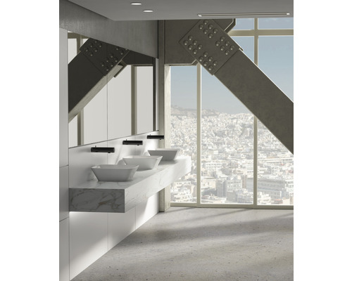 Baie luminoasă cu chiuvete pe blat de marmură în fața unei ferestre cu vedere spre un oraș