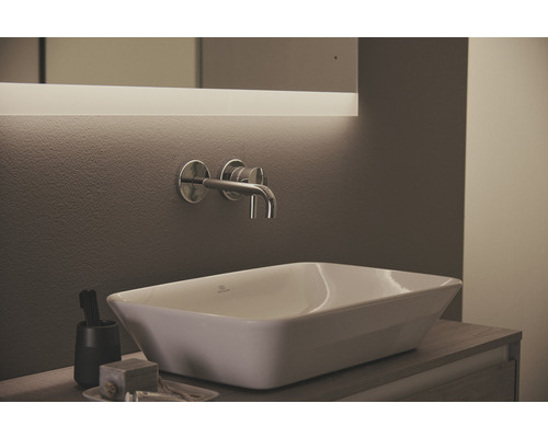 Baie modernă cu lavoar aplicat, baterie de perete și oglindă iluminată