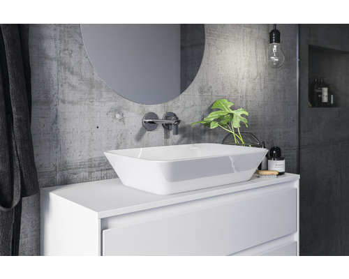 Baie modernă cu lavoar așezat, oglindă și perete de beton