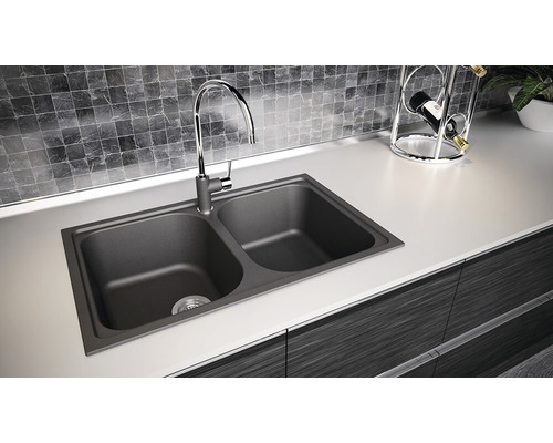 Chiuvetă cu două cuve și baterie pe un blat de bucătărie