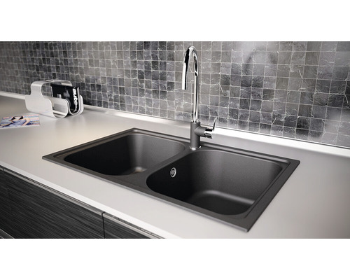 Chiuvetă de bucătărie cu două bazine și baterie pe un blat de lucru