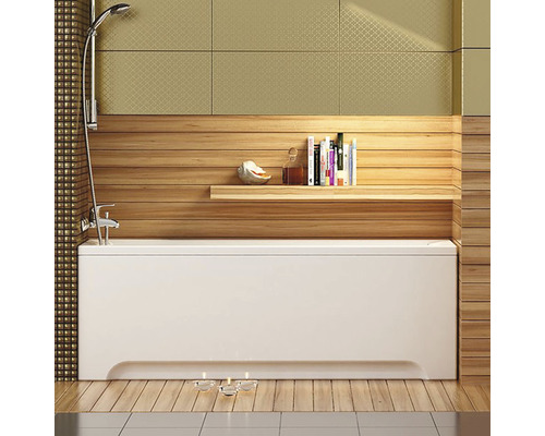 Baie cu cadă, cap de duș și lambriuri din lemn