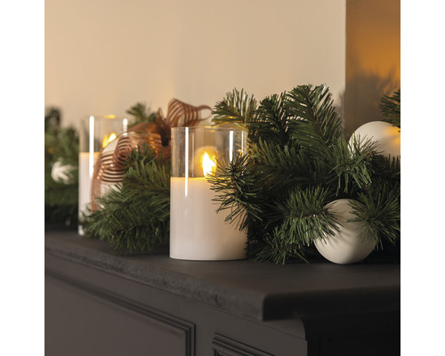 Aranjament decorativ cu lumânări LED, verdeață de brad și globuri de Crăciun pe un raft