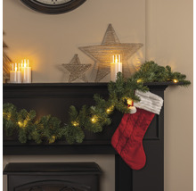 Șemineu decorativ cu lanț luminos cu LED-uri, ghirlandă de brad, stele și ciorap de Crăciun pentru o atmosferă festivă