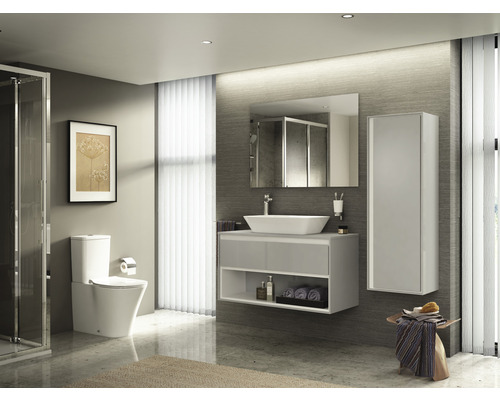 Baie modernă cu toaletă, lavoar, oglindă și elemente de depozitare