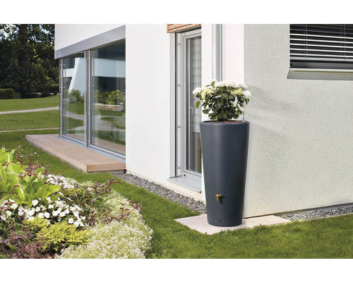 Butoi de colectare a apei de ploaie în formă de coloană cu jardinieră și robinet în grădină
