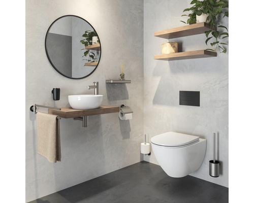 Baie modernă cu toaletă suspendată, oglindă rotundă și rafturi din lemn