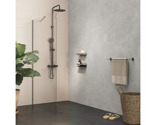 Baie modernă cu cabină de duș, raft și suport pentru prosoape