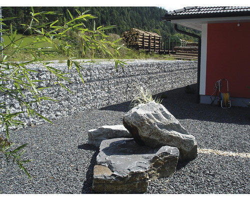 Design de grădină cu pietre, zid de gabioane și depozit de lemne