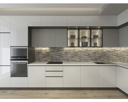 Bucătărie modernă cu dulapuri albe, aparate încorporate și faianță cu model de piatră