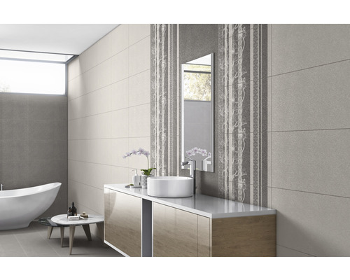 Baie cu cadă, chiuvetă și faianță