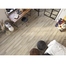 Living luminos cu gresie de podea cu aspect de lemn, birou și elemente decorative