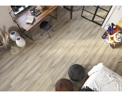 Living luminos cu gresie de podea cu aspect de lemn, birou și elemente decorative