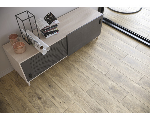 Bufet modern pe podea de lemn cu decorațiuni